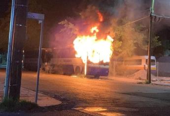 Camión se incendia repentinamente en el centro de Culiacán