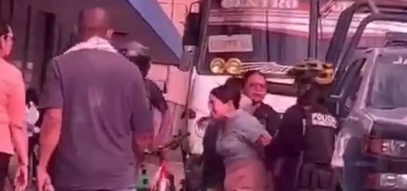 Se presume que la mujer era familiar del camionero, ella pedía que liberaran y le entregaran al joven.