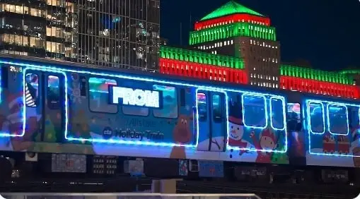 Los vagones están acompañados de luces que iluminan su trayecto en la ciudad de Chicago.