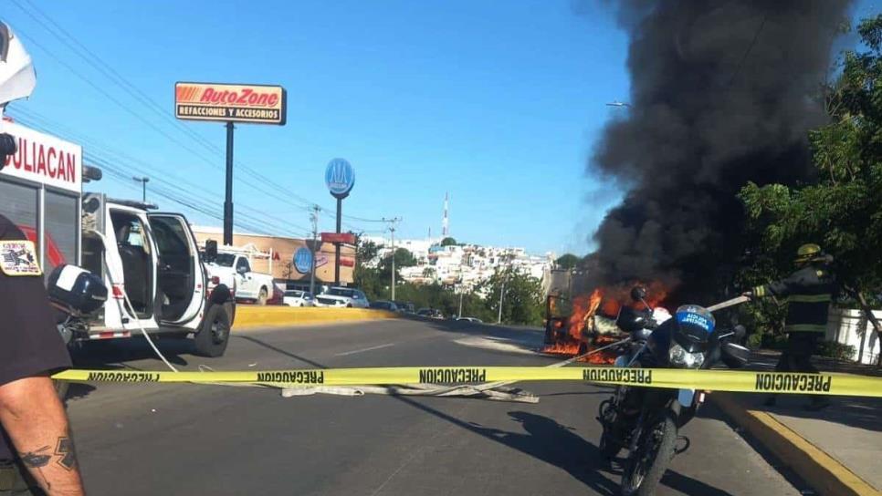 Carro queda destruido tras quemarse a las afueras del parque Culiacán  87