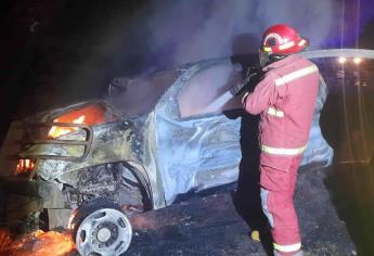 Encontronazo deja dos camionetas completamente calcinadas en El Rosario