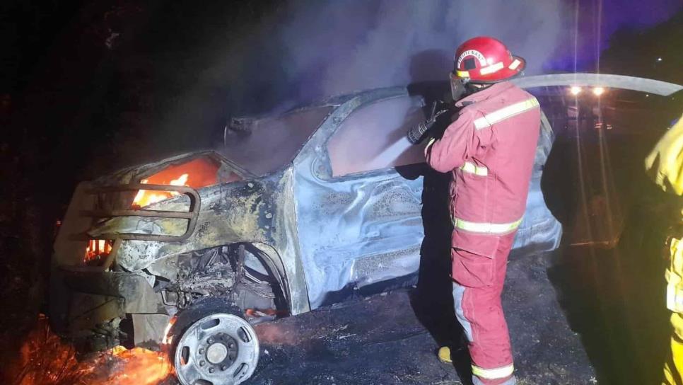 Encontronazo deja dos camionetas completamente calcinadas en El Rosario