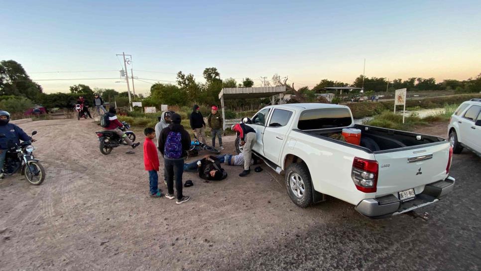 Dos jóvenes lesionados tras Impacto entre motocicleta y camioneta en Ahome