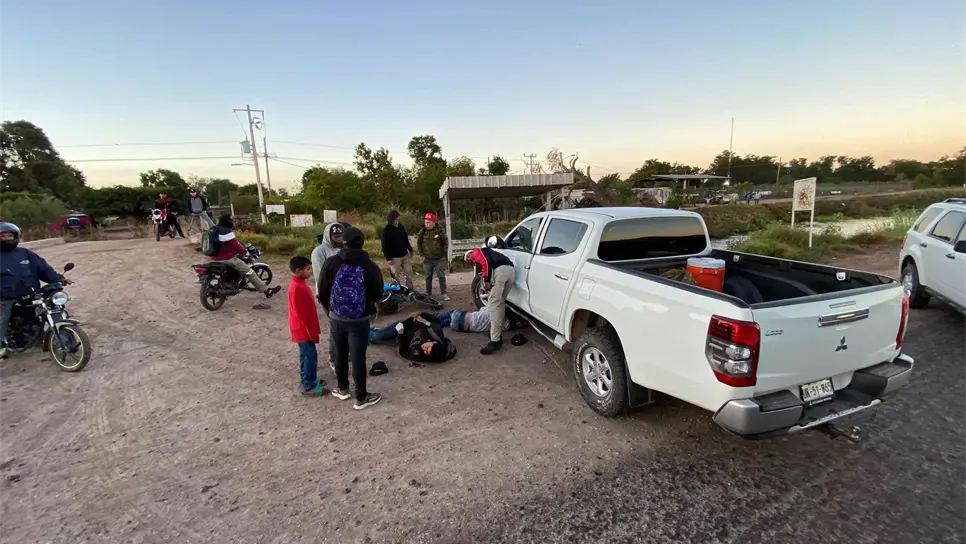 Dos jóvenes lesionados tras Impacto entre motocicleta y camioneta en Ahome.