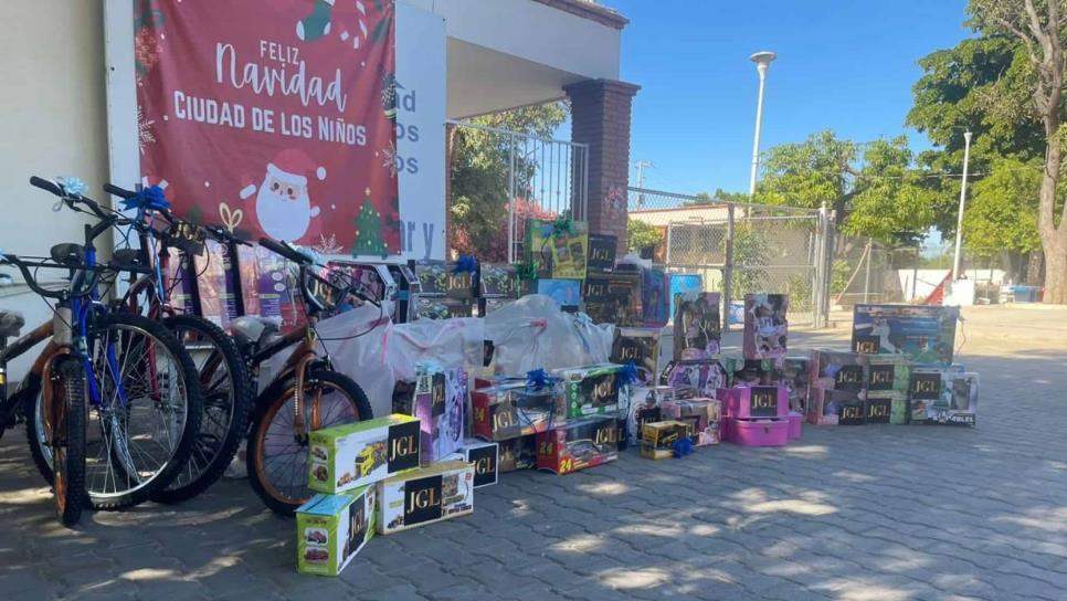 Con iniciales «JGL» entregan más de 800 juguetes en Culiacán y Navolato