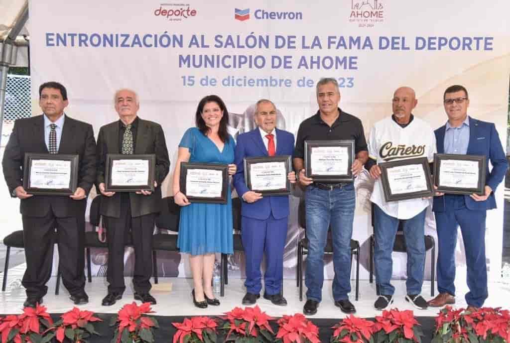 Los deportistas al ser reconocidos como ejemplo de la sociedad ahomense.