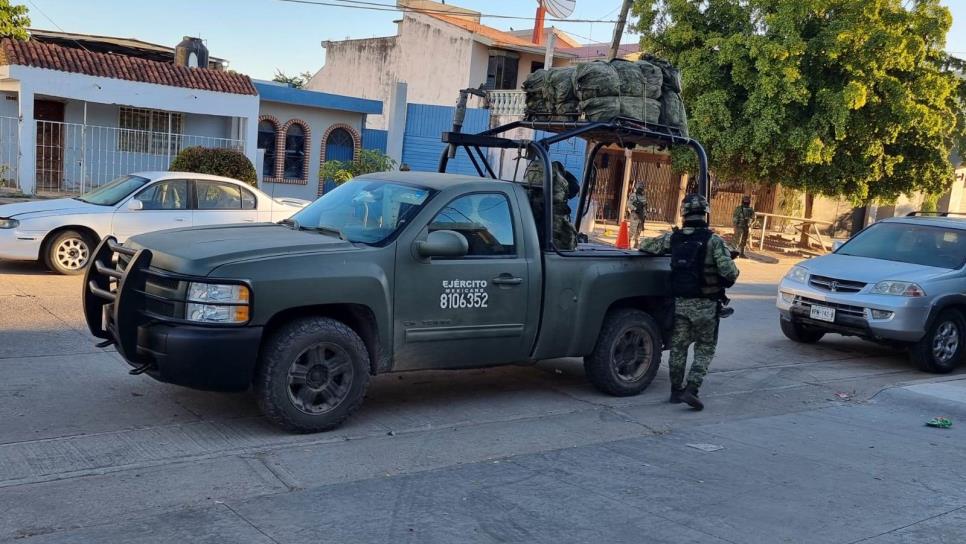 Militares sitian un domicilio de la colonia Miguel Hidalgo en Culiacán