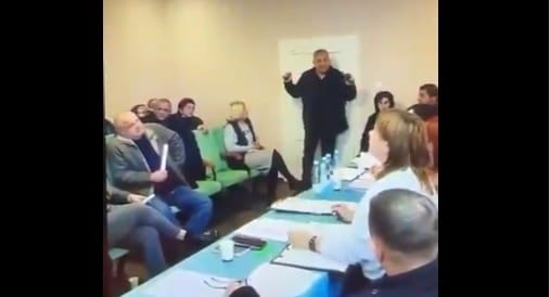 El legislador atacó a sus compañeros al detonar tres granadas en plena sesión de trabajo.