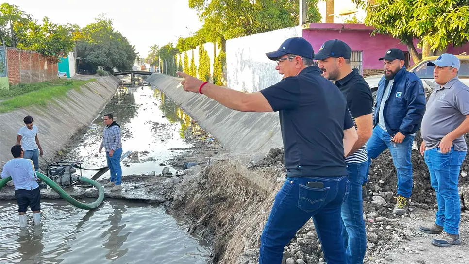 El alcalde de Mazatlán supervisando las obras.