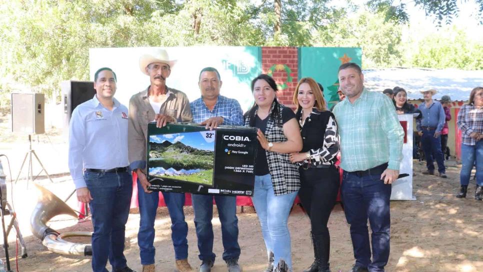 ¡Les llegó la Navidad! Alcalde de Badiraguato festeja con familias de Otatillos y Ciénega de los Lara 