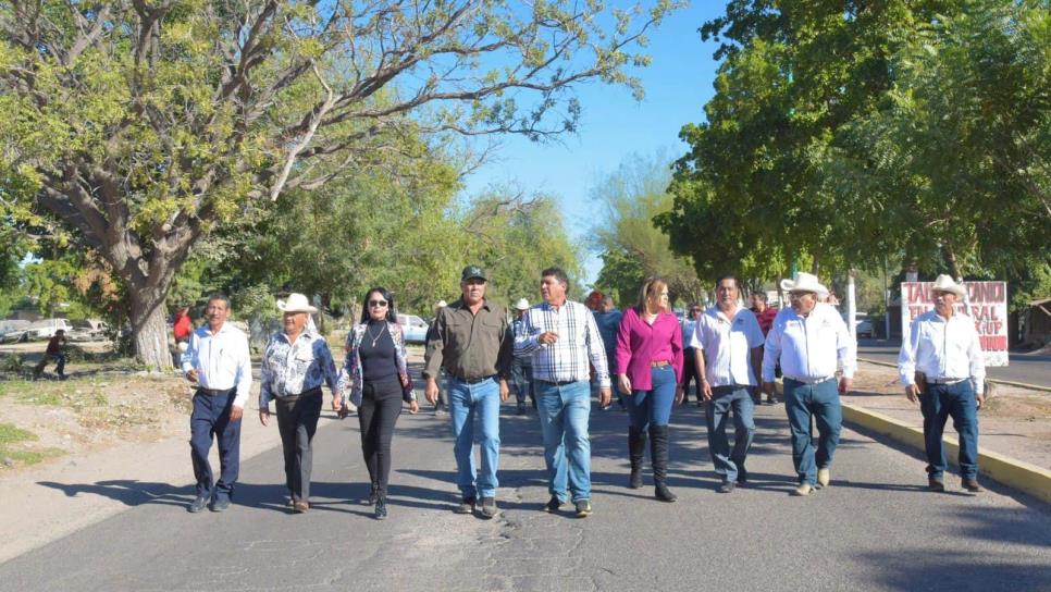 Gildardo Leyva construirá dos techumbres en el ejido Taxtes por su 85 aniversario