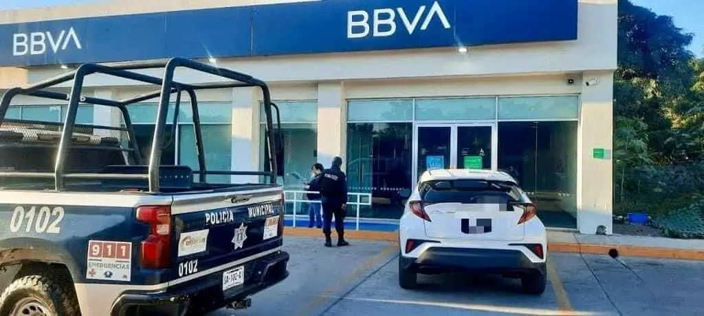 Elementos policiacos escoltando a un derechohabiente.