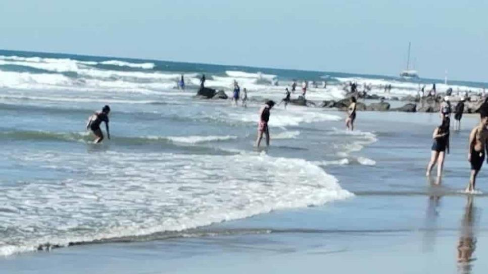 Dos turistas son rescatados de ahogarse en playas de Mazatlán