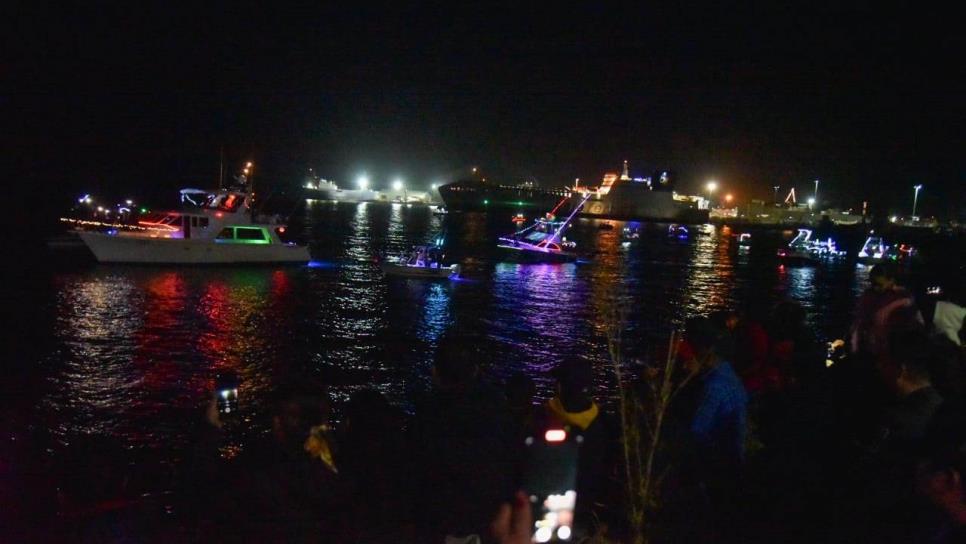 Desfile Náutico Navideño ilumina el puerto de Topolobampo