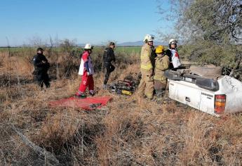 Conductor pierde la vida tras chocar contra ganado y volcar en El Fuerte 