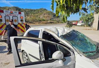 Jóvenes protagonizan aparatosa volcadura en la carretera Libre Mazatlán-Culiacán