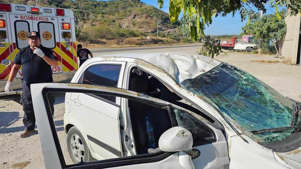 Jóvenes protagonizan aparatosa volcadura en la carretera Libre Mazatlán-Culiacán