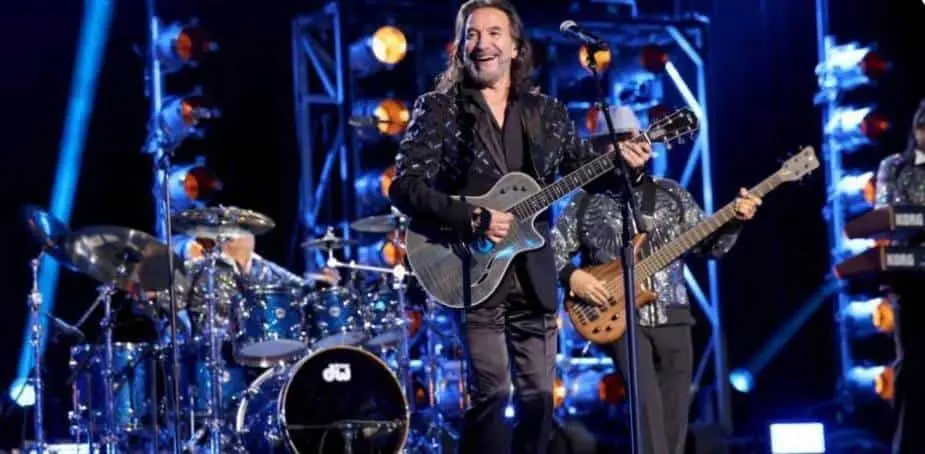 El empresario busca llevar al cantante a la «Perla del Pacífico».