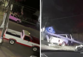 Lo detienen agentes preventivos, sale quemando llanta y termina estampado contra un poste en Culiacán