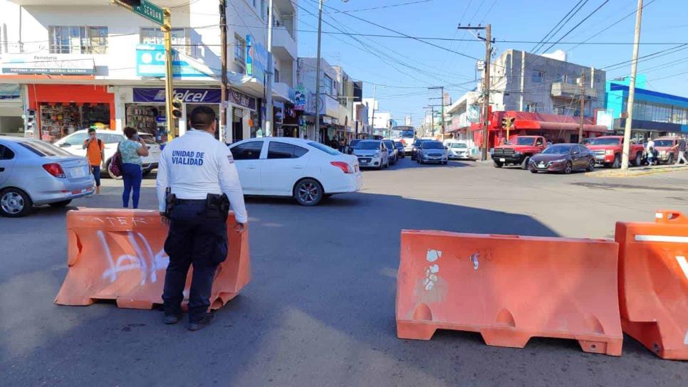 Agentes de Tránsito Municipal ejecutan cierran parcialmente en colonia Centro de Mazatlán