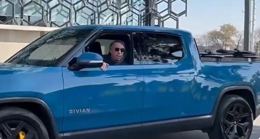 Emilio a bordo de su lujosa camioneta eléctrica valuada en 1.3 millones de pesos.