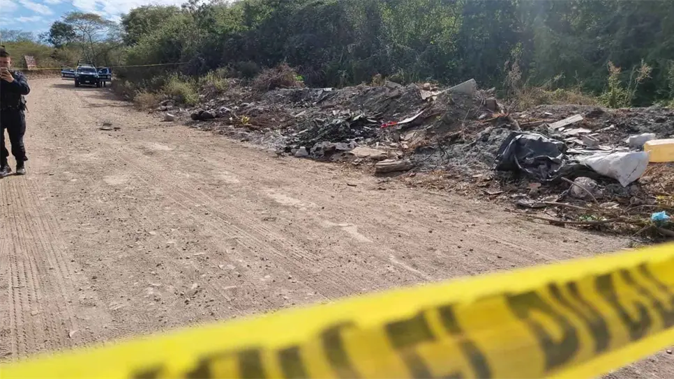Las personas estaban por la orilla del camino.