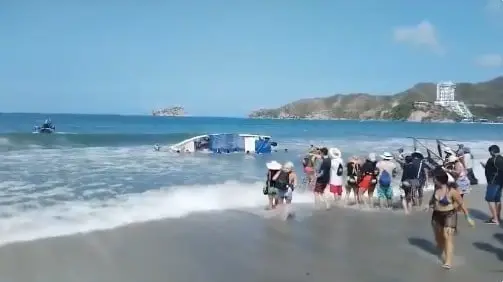 Los turistas al momento de caer al mar tras voltear la embarcación.