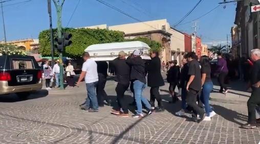 Familiares y amigos despiden a Thalía Cornejo, exreina de belleza en Salvatierra