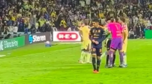 El sinaloense al momento de haver el gesto de vendidos a los árbitros.