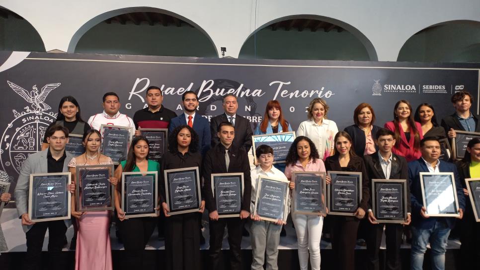 Jóvenes Sinaloenses reciben el premio Rafael Buelna Tenorio por sus acciones de beneficio social Jóvenes Sinaloenses reciben el premio Rafael Buelna Tenorio por sus acciones de beneficio social
