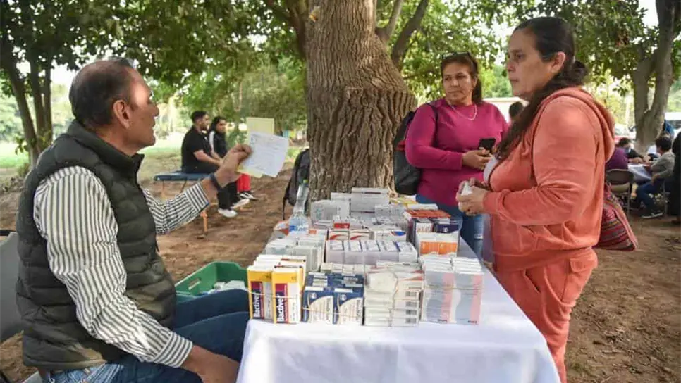 Al finalizar el acto protocolario los funcionarios colocaron una mesa de atención personalizada para la población.