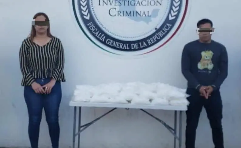 Los detenidos y la droga asegurada.