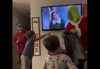 Niños defienden sus regalos ante la presencia del «Grinch»