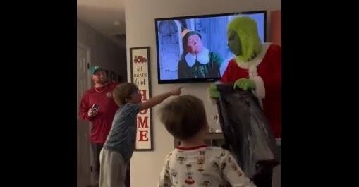 Niños defienden sus regalos ante la presencia del «Grinch»