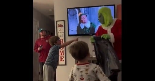 El niño al momento de reclamarle al «Grinch» al entrar a su casa para robare los regalos.