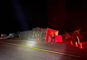 Conductor deja abandonado su tráiler tras volcar en San Ignacio 