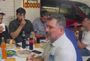 Captan a Benjamín Gil disfrutando de un buen menudo en su visita a Culiacán