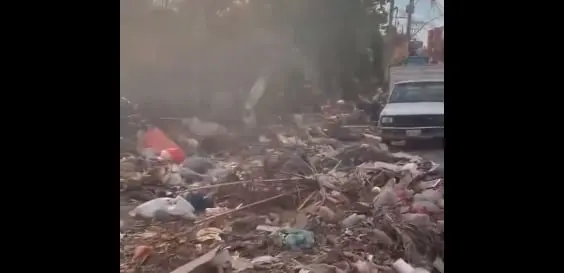 El periodista mostró que varias calles aún siguen en la basura.