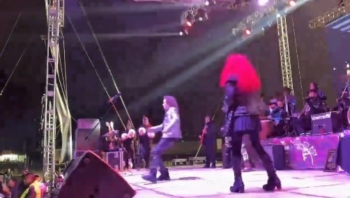 El legendario músico al momento de perder el equilibrio y caer sobre el escenario.