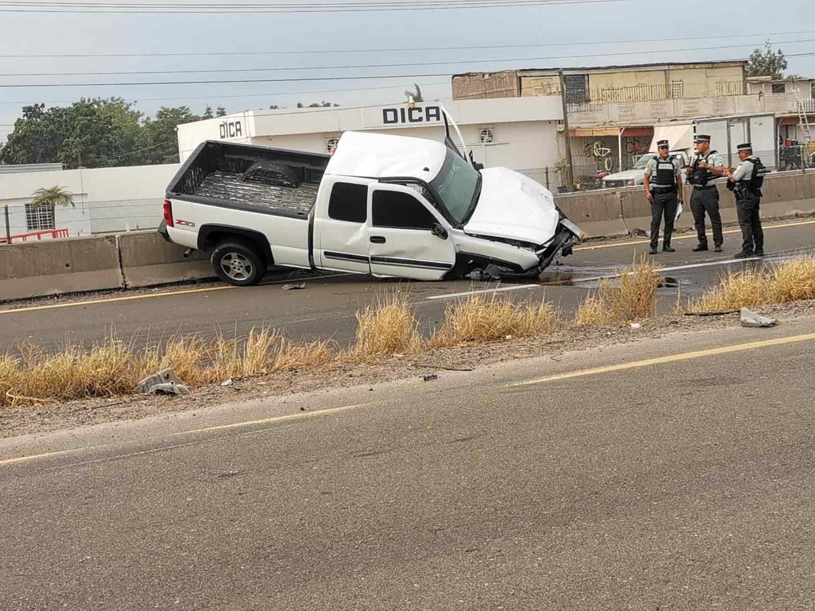 Conductor amanecido choca en Juan José Ríos; lo salvó el muro de contención