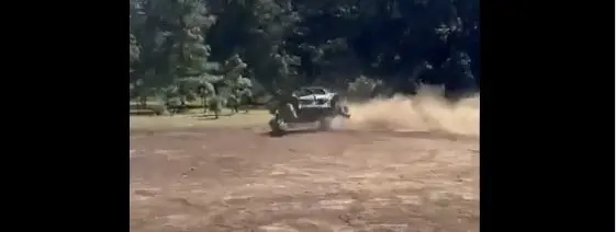 El funcionario por foirtuna salió ileso del percance que pudo convertirse en tragedia.