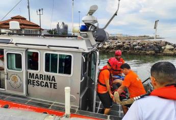 Elementos de la Marina rescatan a un pescador frente al puerto de Topolobampo