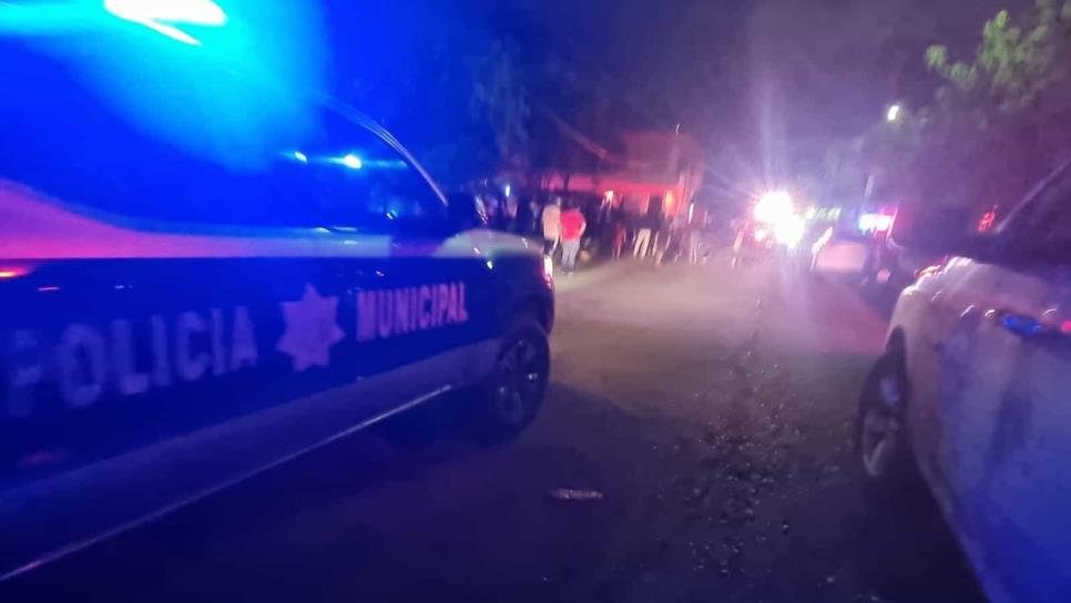 Dos sujetos armados despojan una camioneta en supermercado de Culiacán