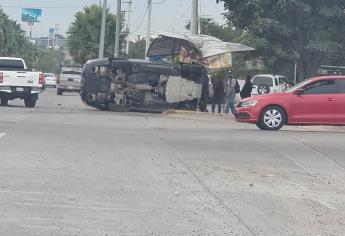 Camioneta de lujo termina volcada sobre la carretera a Imala de Culiacán