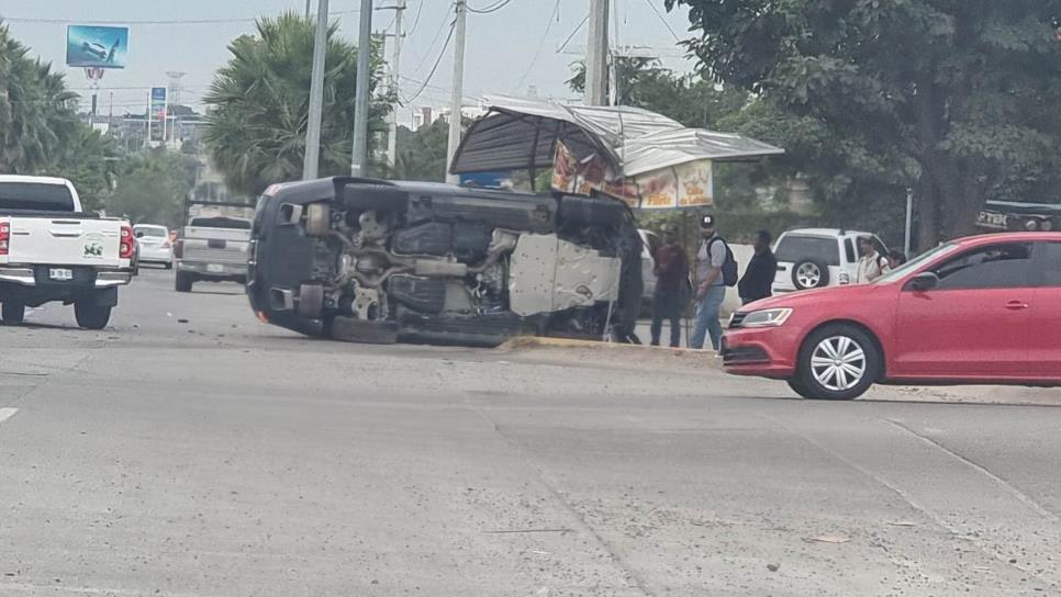 Camioneta de lujo termina volcada sobre la carretera a Imala de Culiacán