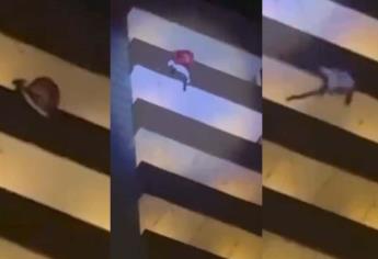 «Santa Claus» intenta sorprender a niños y cae de un piso 24 | IMÁGENES FUERTES 