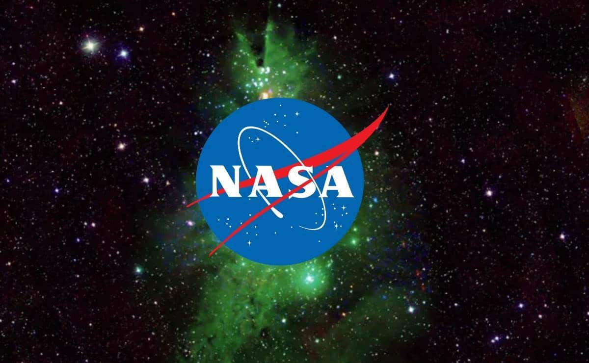 NASA captura un grupo de estrellas con forma de arbolito de Navidad