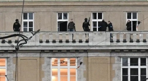 Las autoridades policíacas en uno de los balcones donde sucedió el ataque.