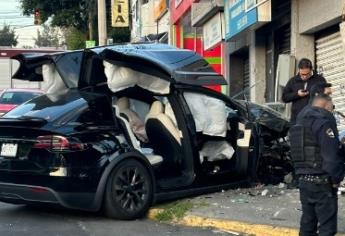 Conductor en estado de ebriedad estrella costoso Tesla contra una casa