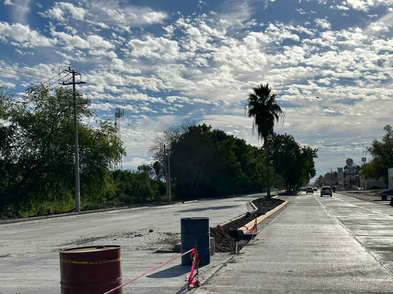 Entre los detalles que se observan está la arborización, puntura de los camellones y luminarias, así como trabajo de Servicios Públicos Municipales.